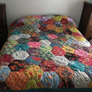 The Company Store King Quilt Comforter  86 X102  hand stitched details Very Good